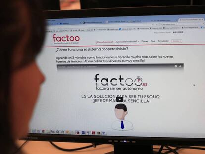 Una usuaria de la empresa Factoo ve su p&aacute;gina web. 