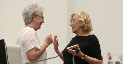 La alcaldesa de Madrid, Manuela Carmena, y la edil de Ahora Madrid, Monsterrat Galcerán.