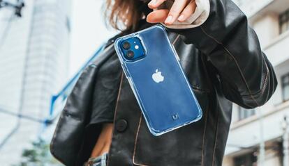 Chica con un iphone azul