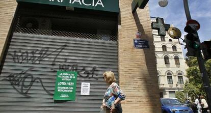 Farmacia cerrada en Valencia durante la &uacute;ltima jornada de protesta, en junio