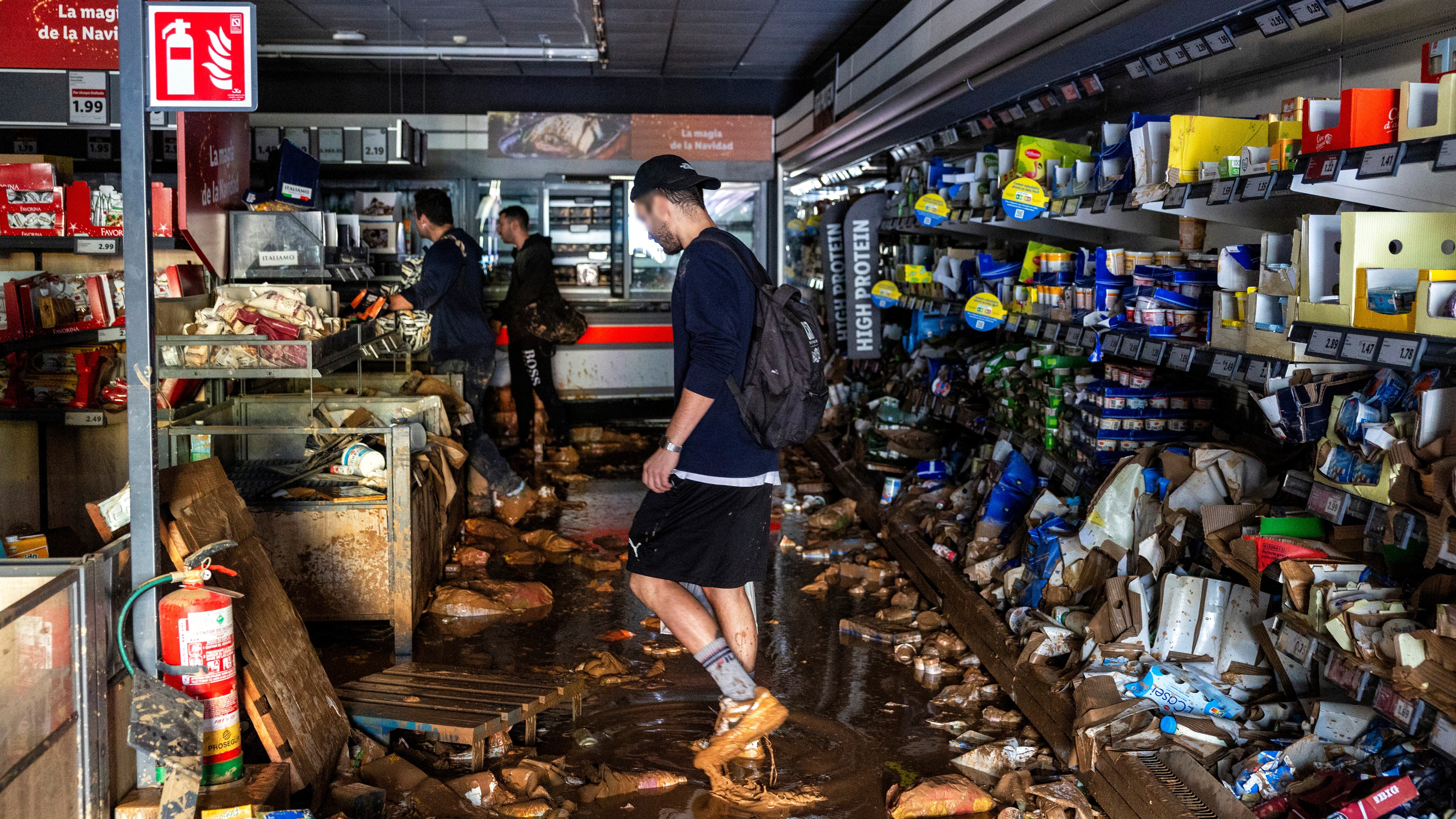 Un amanecer de saqueos, coches flotantes y 12 caballos