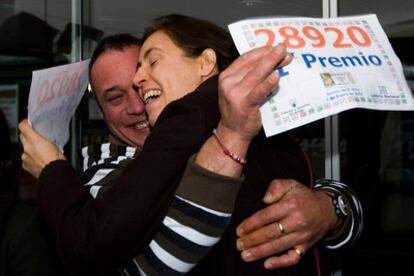 Uno de los agraciados con el primer premio en la lotería de El Niño de 2009 se abraza a la lotera que lo repartió, en Terrasa ( Barcelona).