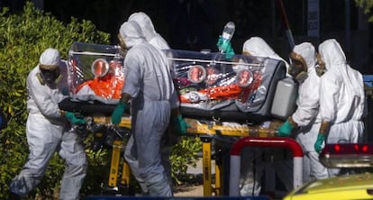 La misionera Juliana Bohana Bohé, repatriada desde Liberia por la epidemia de ébola, es trasladada con fuertes medidas de bioseguridad al hospital Carlos III, en Madrid.