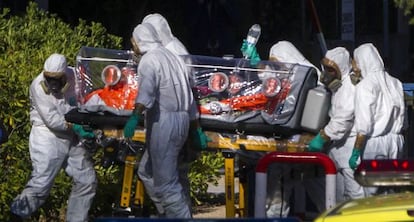 La misionera Juliana Bohana Boh&eacute;, repatriada desde Liberia por la epidemia de &eacute;bola, es trasladada con fuertes medidas de bioseguridad al hospital Carlos III, en Madrid.