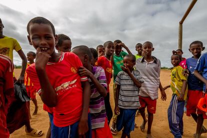 Un grupo de chicos hace muecas a la cámara durante una pausa en su partido de fútbol. Los jóvenes en Dadaab van al colegio hasta secundaria y algunos alcanzan la universidad, pero dentro del campo les espera una vida precaria y sin grandes planes de futuro.