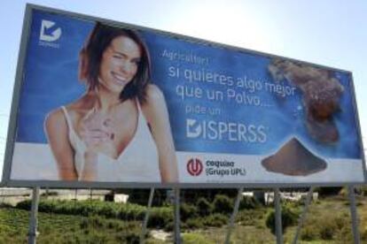 Vista de la una de las vallas publicitarias "sexistas" en las que se utiliza la figura de una mujer para inducir a los agricultores a cambiar a "un polvo mejor" si compran el producto anunciante cuya retirada han exigido tanto la Coordinadora de Agricultores (COAG) como la Confederación de Mujeres del Mundo Rural (Ceres) .