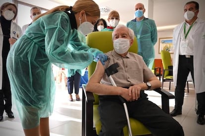 Antonio (en la imagen) y Pilar, ambos residentes en un centro de mayores de Granada, han sido los primeros en recibir este domingo la vacuna contra el coronavirus en Andalucía.