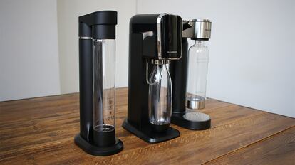 Máquina gasificadora de agua sobre una mesa de madera.