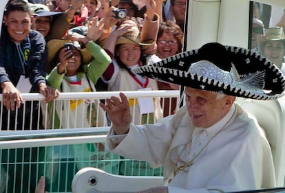 El Papa, camino de la misa multitudinaria en Silao.