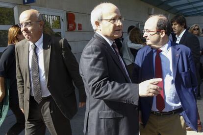 El consejero Boi Ruiz (i), el expresidente José Montilla (c), y el líder del PSC, Miquel Iceta (d), en el funeral de Jordi Miralles.