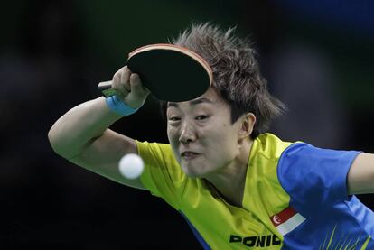 Feng Tianwei de Singapur juega contra Xialian Ni de Luxembourgo durante la clasificación femenina de tenis de mesa, en el Pabellón de Riocentro, en Río de Janeiro.