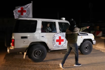 El segundo convoy con rehenes israelíes llega al paso de Rafah, entre la franja de Gaza y Egipto.