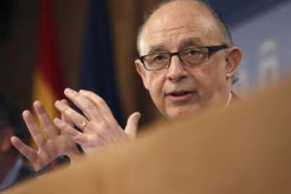 El ministro de Hacienda, Cristbal Montoro, durante la rueda de prensa que ha ofrecido en la sede del Ministerio.