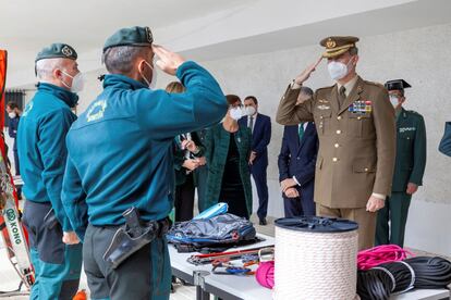 
El rey Felipe VI visitó este martes, junto con el ministro del Interior, Fernando Grande-Marlaska, y la directora de la Guardia Civil, María Gámez, el puesto de la Guardia Civil en Valencia de Alcántara, una localidad situada en la frontera con Portugal. 