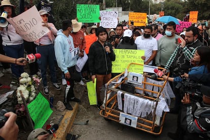 Un hijo de Jorge Claudio, el tamalero atropellado, habla durante una protesta en el sitio del atropello, este 29 de diciembre.