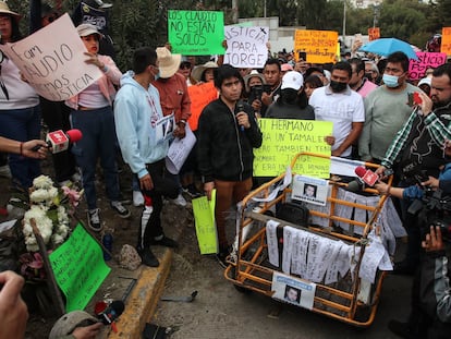 Un hijo de Jorge Claudio, el tamalero atropellado, habla durante una protesta en el sitio del atropello, este 29 de diciembre.