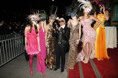 En 2007, el diseñador Roberto Cavalli asistió a una fiesta de Halloween disfrazado como su colega Karl Lagerfeld.