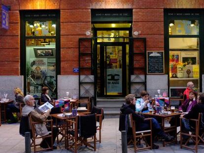 Terraza de la librería de cine Ocho y Medio, en la calle Martín de los Heros de Madrid.