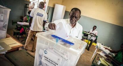 Un burkin&eacute;s vota este domingo en la capital, Uagadugu.