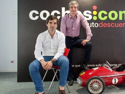 Iñaki Arrola, fundador de Coches.com, junto a Gerardo Cabañas, nuevo director general de la web de clasificados, en la sede de la compañía.