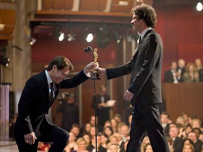 Josh Brolin se arrodilla ante Joel Coen al entregar el Oscar al mejor guión.