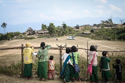 Un grupo de niños de la etnia naga observan a los médicos de la clínica móvil en la aldea de Khar Lay.