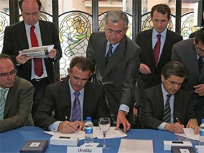 Antoni Zabalza (derecha) y Javier Serratosa, durante la firma de la compra de Aragonesas.