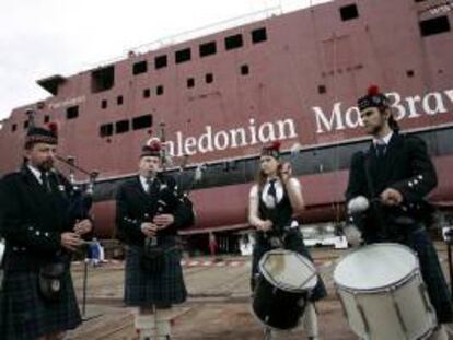 Unos músicos escoceses tocan tambores y gaitas durante la ceremonia de botadura de un ferry de pasajeros y vehículos construído por la compañía escocesa Caledonian Maritime Assets Ltd. en el astillero Stocznia Polnocna en Gdansk (Polonia). EFE/Archivo