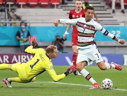 Cristiano Ronaldo supera al portero Gulacsi en la acción del tercer gol de Portugal