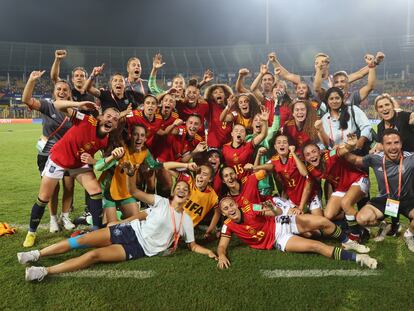 Las jugadoras de la selección española celebran el pase a la final del Mundial sub-17 después de derrotar a Alemania este miércoles en Goa, la India.