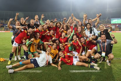 Las jugadoras de la selección española celebran el pase a la final del Mundial sub-17 después de derrotar a Alemania este miércoles en Goa, la India.