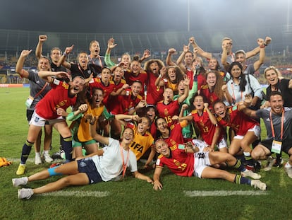 Las jugadoras de la selección española celebran el pase a la final del Mundial sub-17 después de derrotar a Alemania este miércoles en Goa, la India.