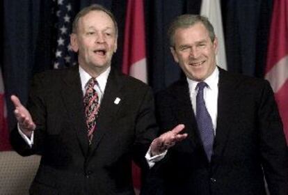 El primer ministro canadiense, Jean Chrétien (a la izquierda), junto al presidente de EE UU, George W. Bush, ayer en Quebec.