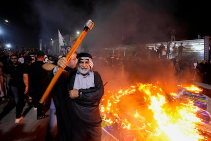 Supporters of Shiite Muslim leader Moqtada Sadr burn a rainbow flag, during a demonstration in Sadr City, in response to the burning of Quran in Sweden, Baghdad, Iraq, Wednesday, July 12, 2023. 



Associated Press/LaPresse
Only Italy And Spain




Associated Press/LaPresse
Only Italy and Spain