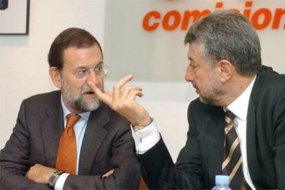 El líder del PP, Mariano Rajoy, durante la reunión con el secretario general de CC OO, José María Fidalgo.