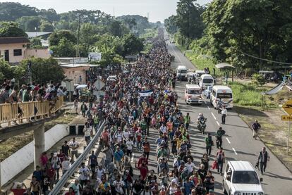 Os migrantes ocuparam uma das faixas da estrada entre Cidade Hidalgo e Tapachula. A caravana se estendia por ao menos dois quilômetros.