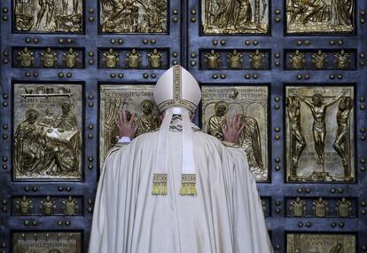 El papa Francisco se dispone a abrir la Puerta Santa que inaugura el Jubileo Extraordinario de la Misericordia.