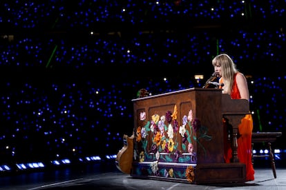 La cantante y compositora Taylor Swift toca el piano durante su concierto celebrado en Madrid, este martes.