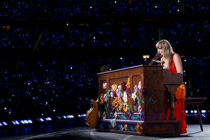 La cantante y compositora Taylor Swift toca el piano durante su concierto celebrado en Madrid, este martes.