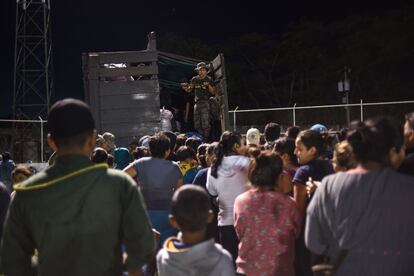 Residentes de varias comunidades próximas al Volcán de Fuego, durante su evacuación, el 19 de novimembre de 2018.