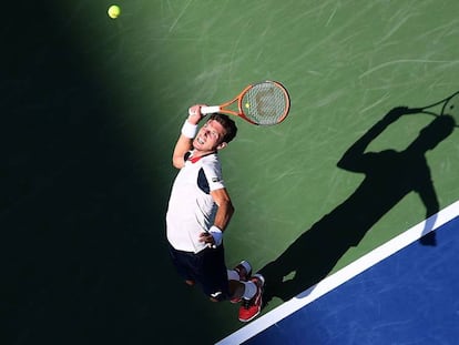 Carre&ntilde;o sirve durante el partido de cuartos ante Schwartzman.