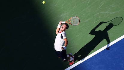 Carreño sirve durante el partido de cuartos ante Schwartzman.