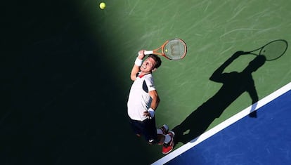 Carre&ntilde;o sirve durante el partido de cuartos ante Schwartzman.