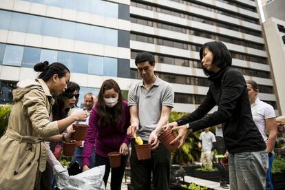 Michelle Hong, a la derecha, enseña a estudiantes mientras asisten a un taller del terrado del mítico club The Fringe en el distrito de Central de Hong Kong el 13 de febrero de 2016 en Hong Kong, China.