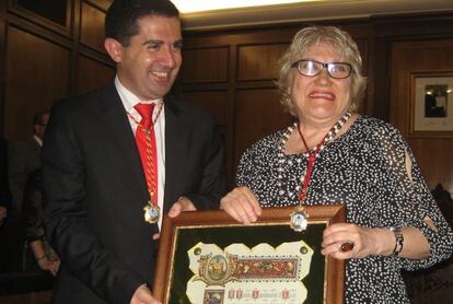 El alcalde de Alcoi, Toni Francés, entrega la distinción a Isabel-Clara Simó.