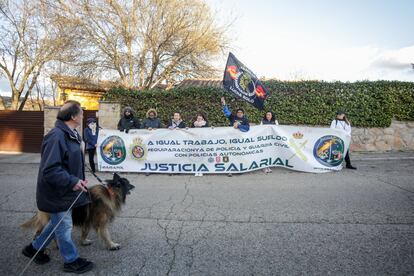 Miembros de la asociación Jusapol se manifiestan a la puerta de la vivienda de Pablo Iglesias e Irene Montero en Galapagar (Madrid)