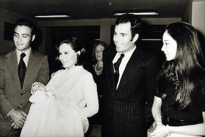 De izquierda a deracha, Carlos Iglesias, Beatriz Arrastia, Julio Iglesias e Isabel Preysler, en el bautizo de Chabeli Iglesias, en 1971. 