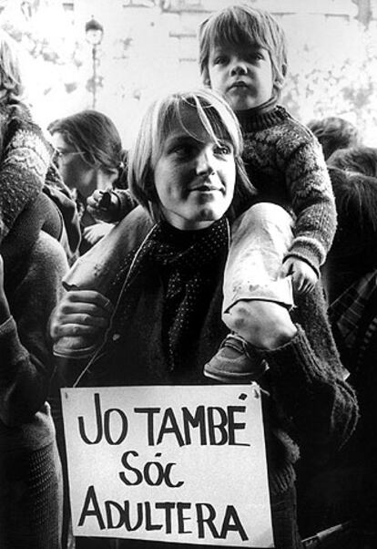Fotografía de Pilar Aymerich de una manifestación, en 1978, para pedir el cambio de la ley que consideraba delito el adulterio.