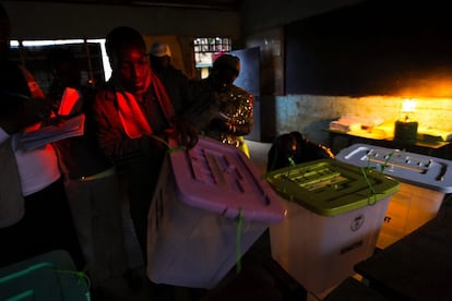 Miembros de una mesa electoral comprueban las urnas en el distrito de Kibera en Nairobi (Kenia), antes de la apertura de los colegios.