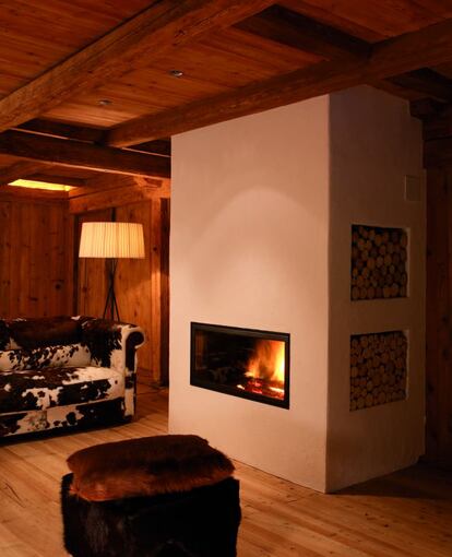 Salón con chimenea en el San Lorenzo Mountain Lodge, en los Dolomitas italianos.